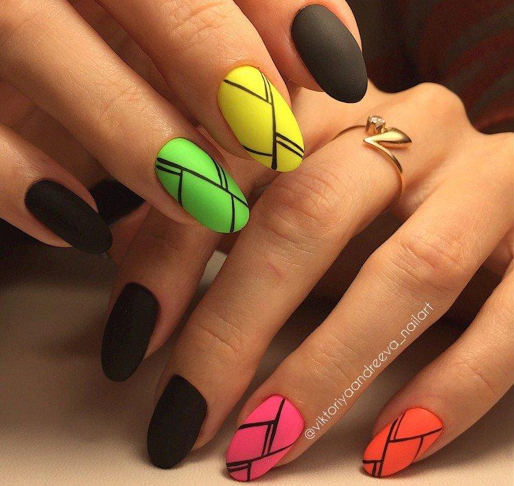 Manucure multicolore avec du noir