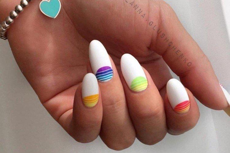 Manucure multicolore avec du blanc