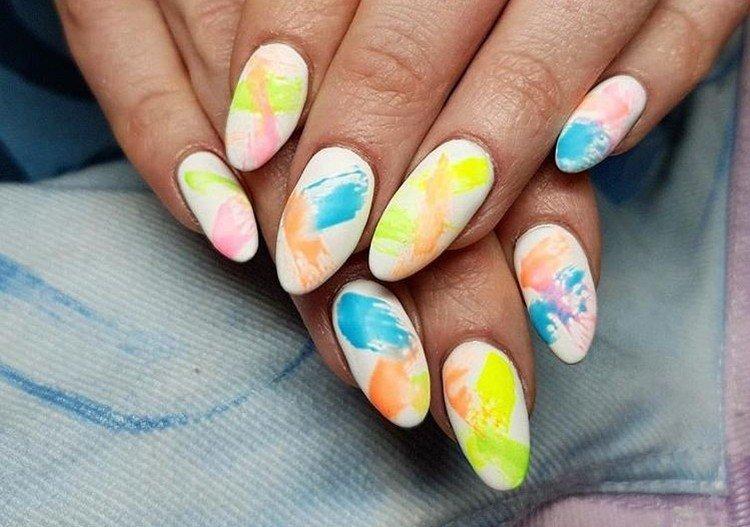 Manucure multicolore avec du blanc