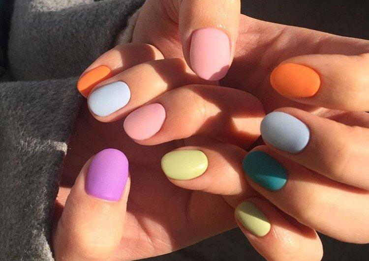 Manucure multicolore mate