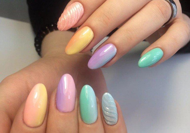 Manucure multicolore avec frottement