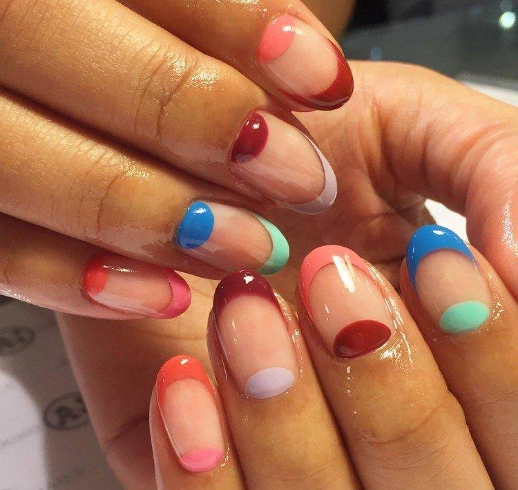 Manucure multicolore lunaire