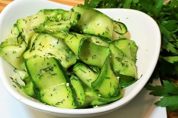 Une recette rapide de courgettes marinées