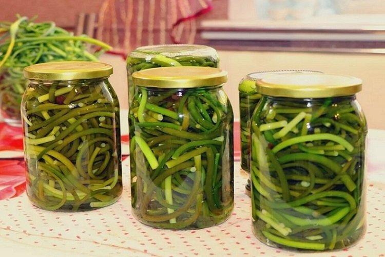 Flèches à l'ail marinées au thym