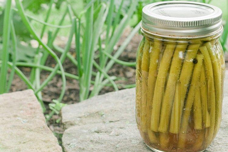 Flèches d'ail marinées à la moutarde