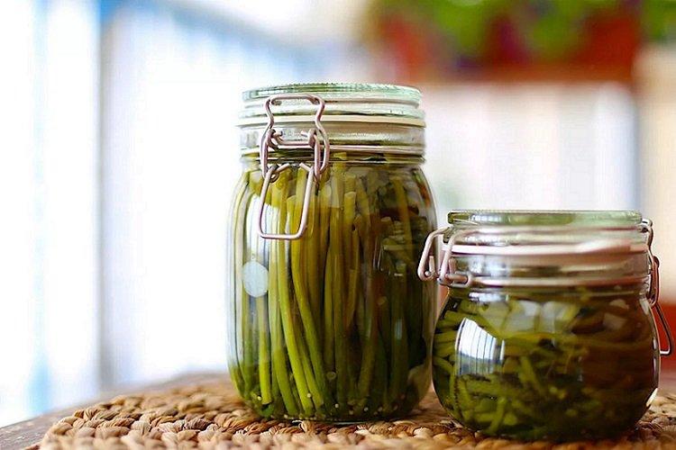 Flèches d'ail marinées au gingembre