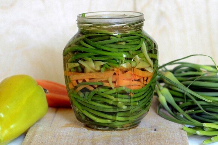 Flèches d'ail marinées aux carottes et poivrons