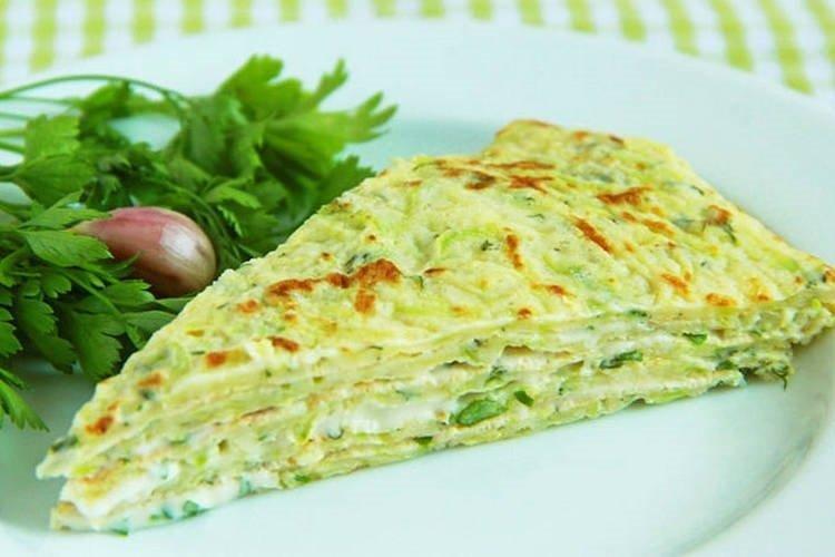 Gâteau aux courgettes, fromage cottage et oignons verts