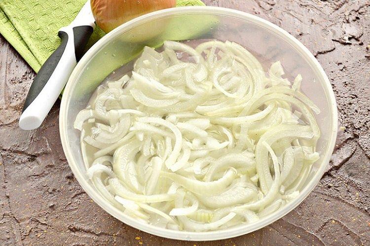 La recette classique des oignons barbecue marinés