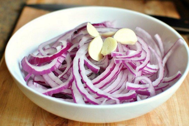 Oignons marinés à l'ail et à l'huile