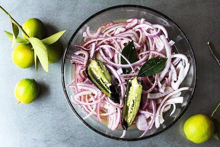 Oignons kebab marinés au jus de citron vert