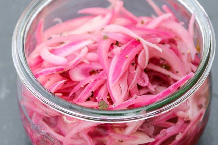 Oignon rouge mariné pour barbecue