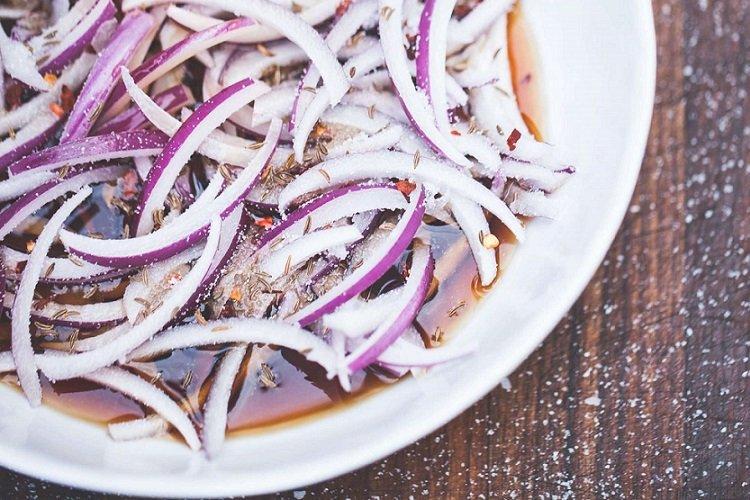 Oignons kebab marinés à la sauce soja