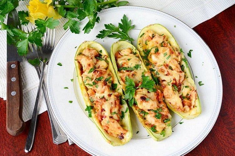 Bateaux de courgettes à la viande hachée et aux champignons