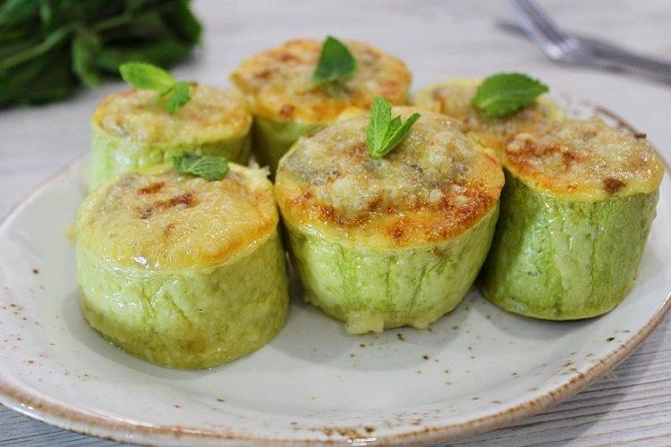 Courgettes à la vapeur avec viande hachée et œuf