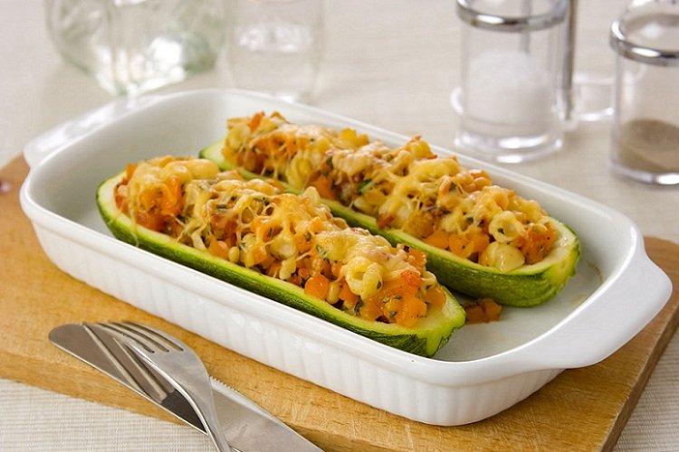 Courgettes au four avec de la viande hachée et des légumes