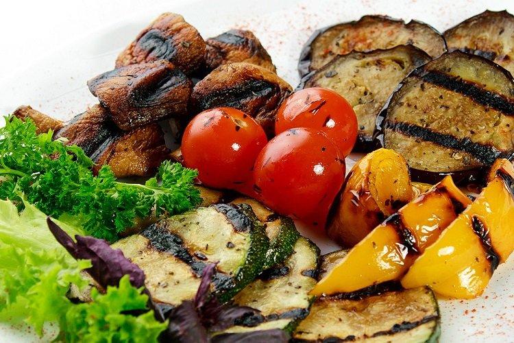 Légumes grillés marinés à la moutarde en poudre