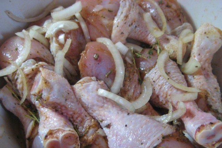 Marinade au vinaigre et à l'oignon pour brochettes de poulet