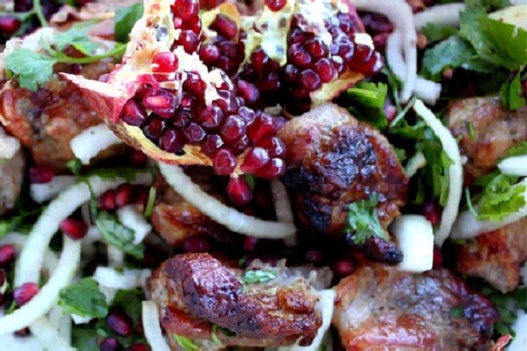 Marinade de grenade avec oignons et herbes