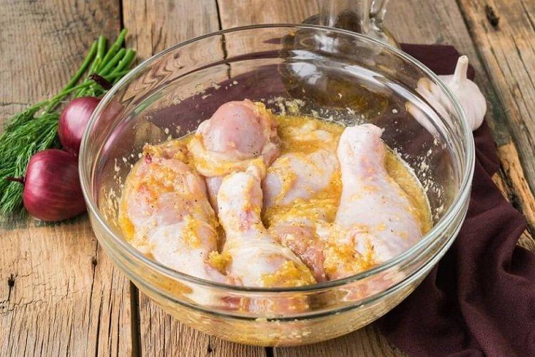 Marinade de moutarde au miel pour brochettes de poulet