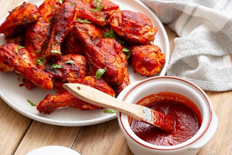 Marinade de tomates à l'ail pour brochettes de poulet