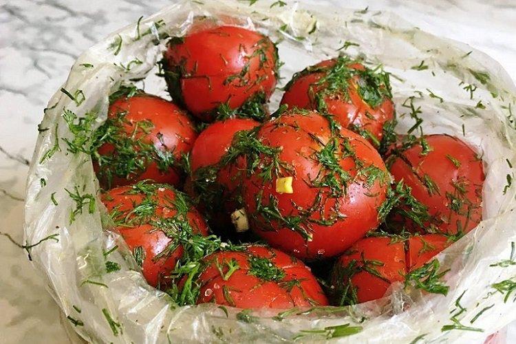 Tomates marinées aux herbes dans un sac