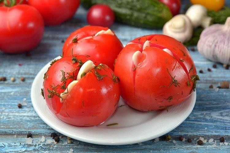 Tomates marinées avec surprise