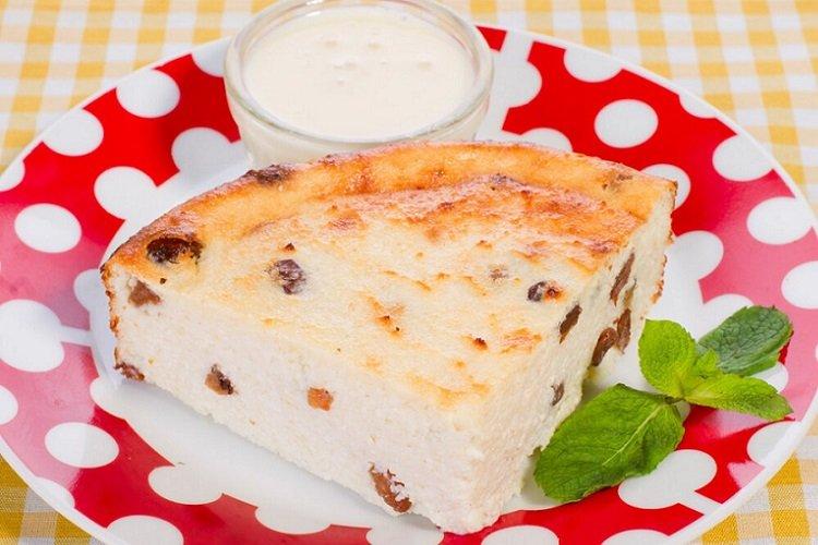 Casserole de caillé fourrée à la crème sure