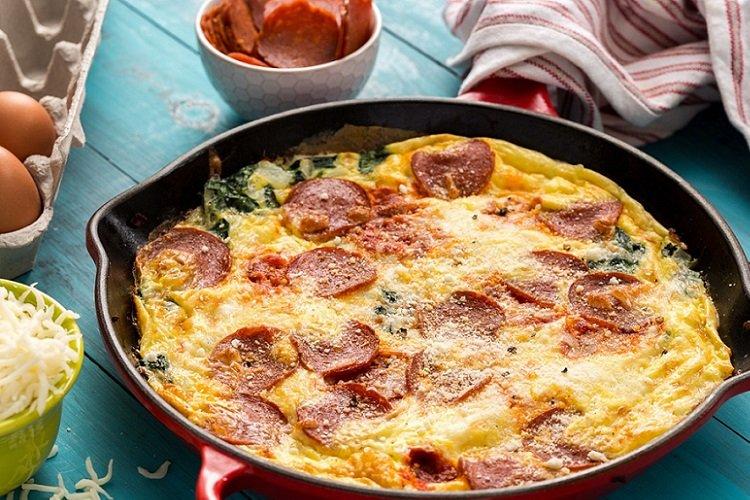 Omelette aux courgettes, saucisses et fromage