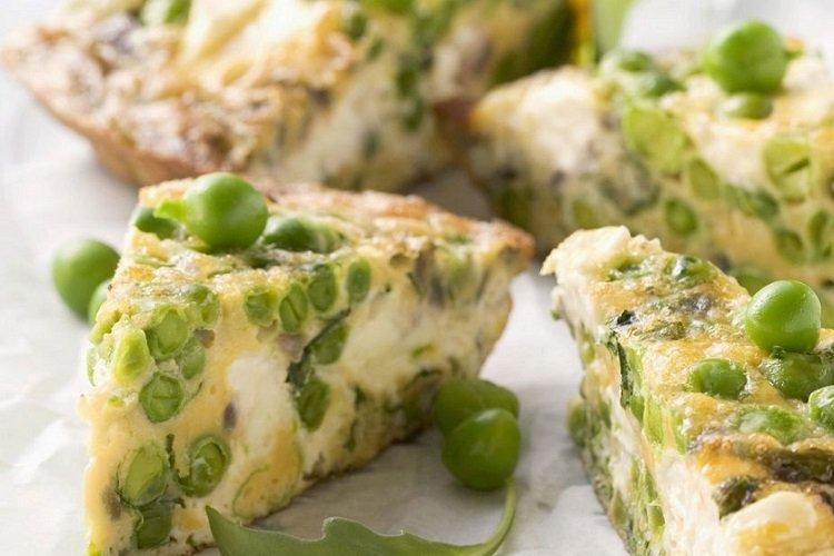 Omelette aux courgettes et petits pois dans une poêle