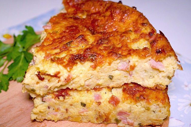 Tarte au kéfir avec saucisses et fromage