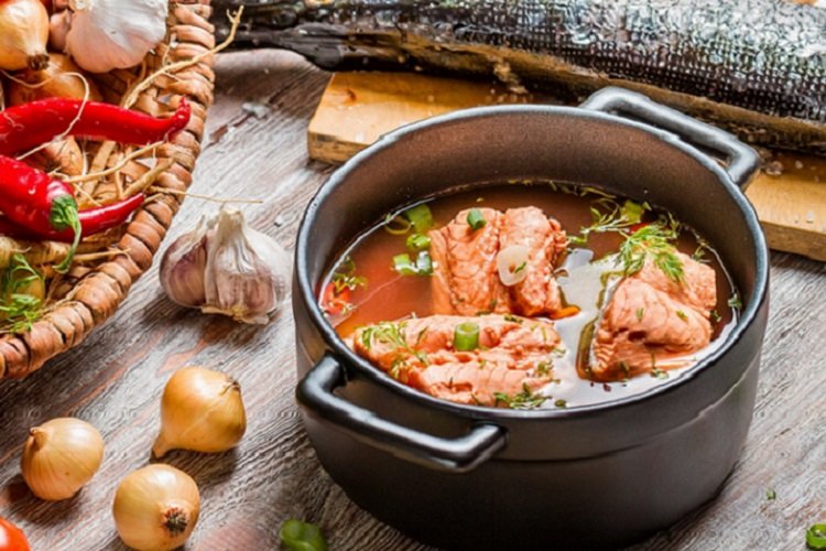 Soupe de poisson rouge avec friture au saindoux