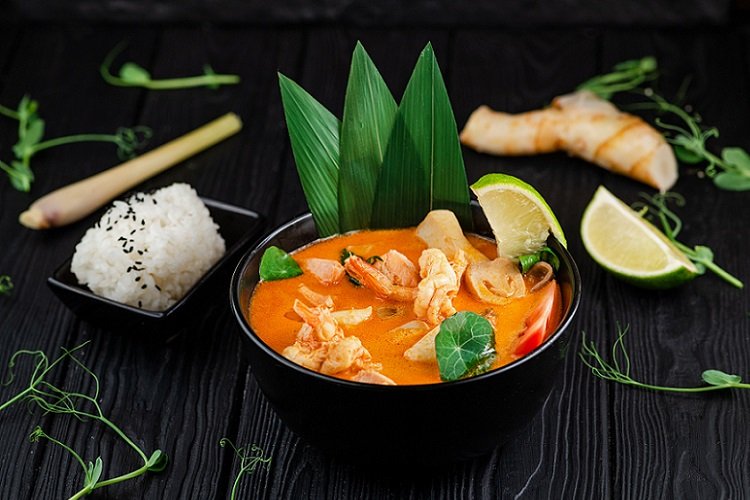 Tom yum avec de la chair de crabe à Dubaï