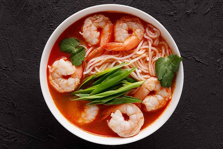 Tom miam aux nouilles de riz