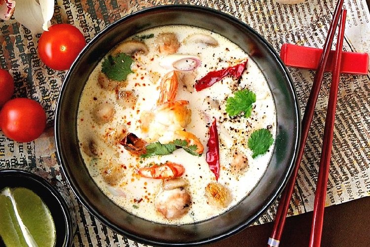 Tom miam au lait de coco