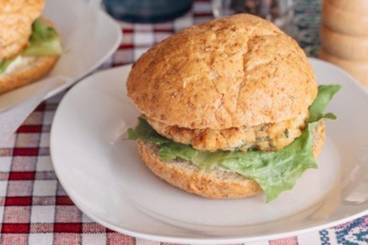 Hamburger au poulet et feta - Recette comment faire à la maison