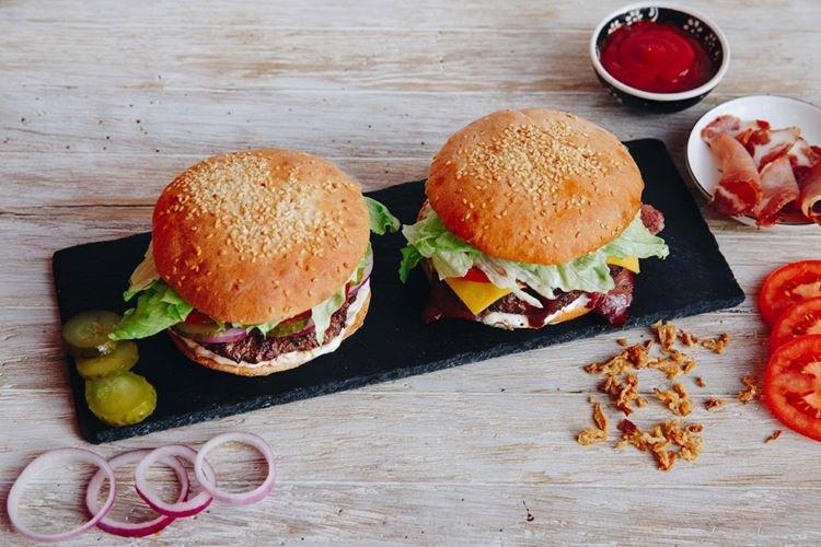 Hamburger avec petit pain maison - recette comment faire à la maison