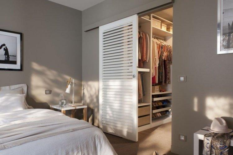 Dressing à faire soi-même dans la chambre