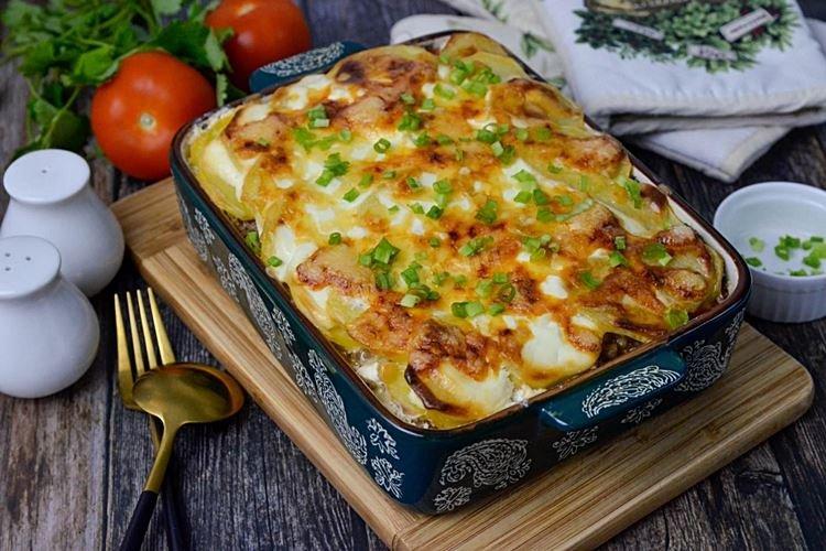 Casserole aux pommes de terre et tomates - Plats chauds pour les recettes du Nouvel An 2021