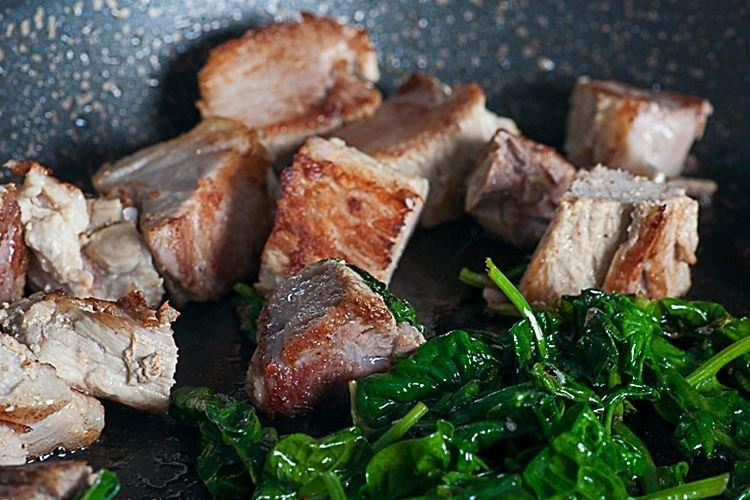 Porc aux épinards - Plats chauds pour les recettes du Nouvel An 2021