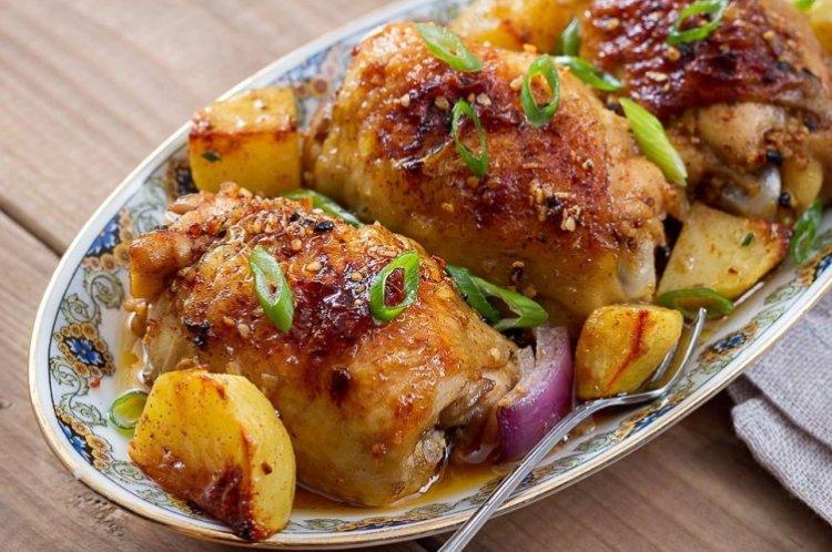 Pommes de terre chaudes et cuisses de poulet - Recettes de plats chauds sur la table de fête
