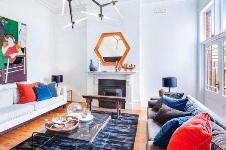 Salon avec cheminée dans un style moderne - photo de design d'intérieur