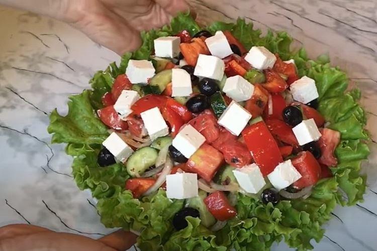 Salade grecque de basilic - recette pas à pas avec photo