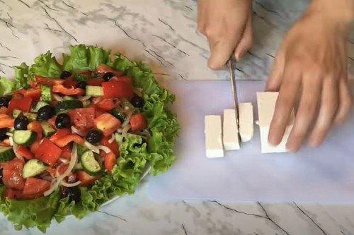 Salade grecque au basilic - Recette pas à pas