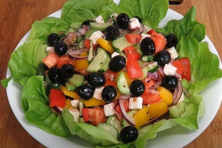 Salade grecque avec vinaigrette moutarde au miel - recette étape par étape avec photo