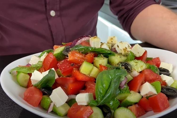 Salade grecque au vinaigre balsamique - recette étape par étape avec une photo