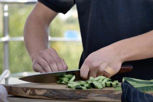 Salade grecque au fromage feta - recette étape par étape