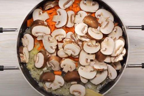 Soupe de champignons aux champignons et poulet - une recette étape par étape