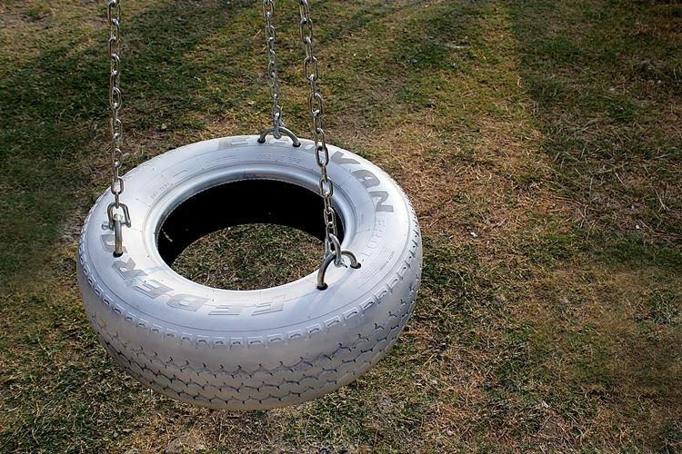 Balancer d'un vieux pneu pour une résidence d'été - comment le faire vous-même