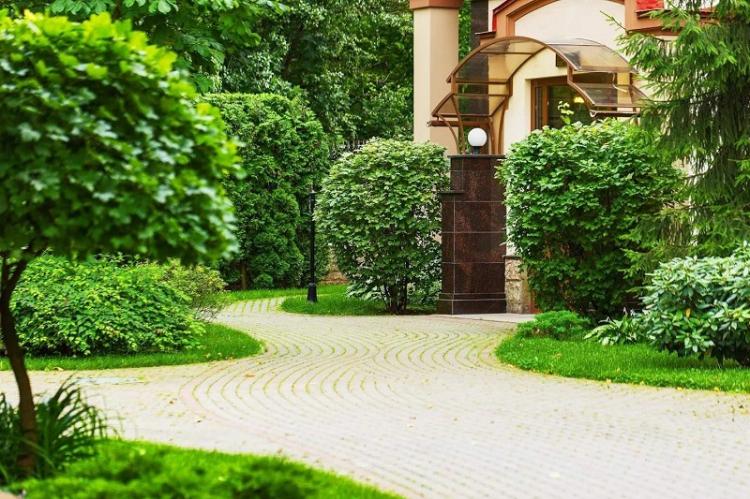 Comment décorer le porche d'une maison privée - Porche ouvert avec un auvent